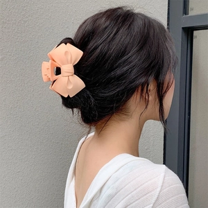 Pince à cheveux élégante en forme de nœud pêche pour femmes avec finition mate chic