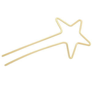Détail d'un pic à cheveux doré en forme d'étoile avec double broches et une finition polie miroir