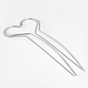 Pic à cheveux élégant en métal argenté avec design coeur pour coiffures raffinées