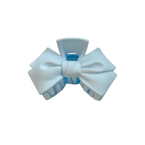 Pince à cheveux élégante bleu clair en forme de nœud avec finition mate sur fond blanc