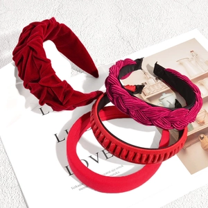 Lot de quatre serre-têtes larges rouges en velours et tressés pour femmes en style festif