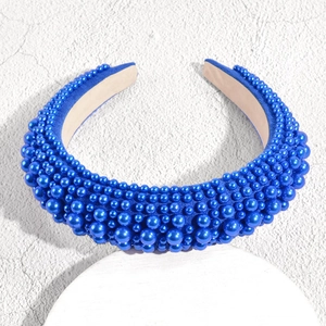 Vue détaillée du serre-tête bleu rembourré orné de perles sur un support en pierre