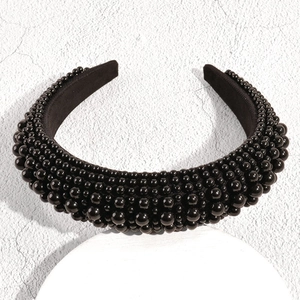 Détail du serre-tête baroque noir avec perles denses et base en velours moelleux