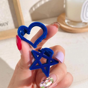 Lot de mini pinces à cheveux floquées bleues en forme de cœur et d'étoile portées