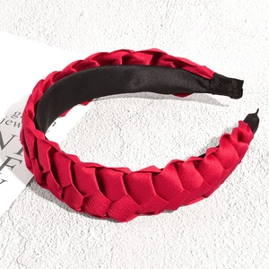Détail du serre-tête en satin tressé rouge avec doublure noire antidérapante douce