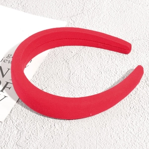 Vue détaillée du serre-tête rouge épais en éponge avec texture en tissu et effet volumisant