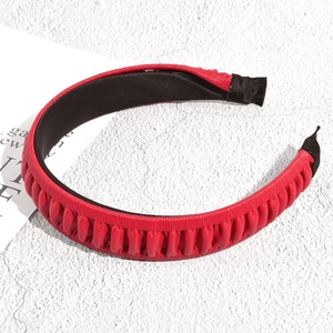 Détail d'un serre-tête plissé en similicuir rouge avec doublure intérieure noire