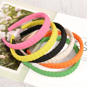 Set di cerchietti colorati in tessuto a quadretti con motivo a nido d'ape e etichetta fatta a mano