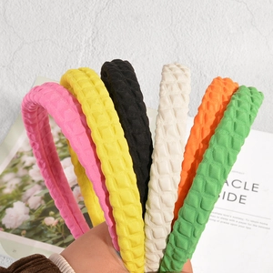 Set di sei cerchietti colorati in tessuto con elegante motivo trapuntato a nido d'ape
