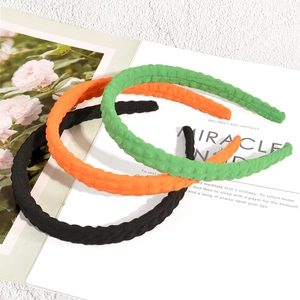 Set di tre cerchietti in tessuto a scacchi nei colori nero, arancione e verde