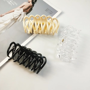 Trois pinces à cheveux ondulées élégantes en beige, transparent et noir avec ressort métal