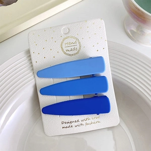 Set di tre fermagli per capelli opachi in varie tonalità di blu su scheda elegante