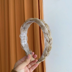 Détail du serre-tête en organza champagne avec chaîne en strass et dents antidérapantes