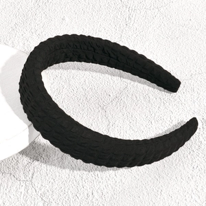 Dettaglio del cerchietto nero con trama a bolle trapuntata e design a U antiscivolo