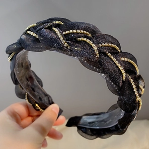 Détail d'un serre-tête en résille noire avec chaîne en strass et dents antidérapantes