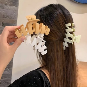 Lot de grandes pinces à cheveux mates aux tons crème pour cheveux épais en action