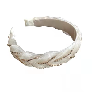 Serre-tête tressé élégant en organza crème avec strass brillants et design antidérapant