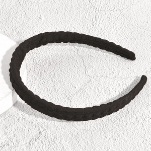 Dettaglio del cerchietto nero con trama ondulata e tessuto antiscivolo di qualità