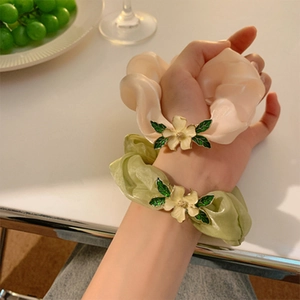 Blumen-Haargummis aus Organza in Rosa und Grün mit eleganten Emaille-Blütenanhängern