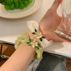Grüne und weiße Blumen-Haargummis aus Stoff mit eleganten Legierungs-Blütenanhängern