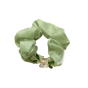 Eleganter hellgrüner Organza-Haargummi mit 3D-weißer Blüte und grünem Blattdetail-Design