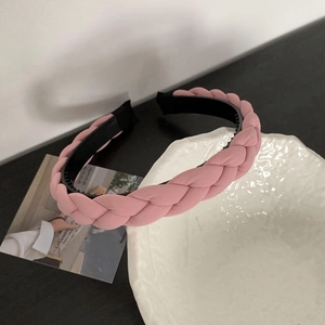 Detail of pink braided headband showing the non-slip inner teeth and textured fabric