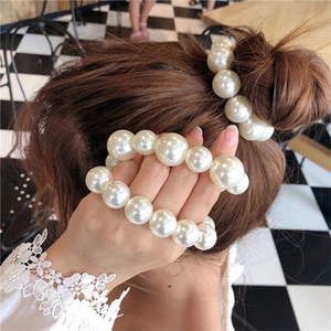 Elegantes Set aus weißen Perlen-Haargummis mit glänzenden Perlen im französischen Stil