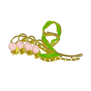 Eleganter Maiglöckchen Haarklammer mit rosa Blüten und grünen Blättern auf Goldbasis