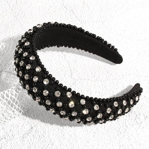 Gros plan d'un serre-tête rétro noir avec perles et strass brillants au style luxueux