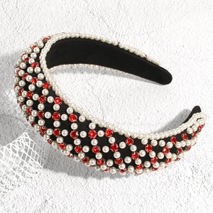Détail du motif quadrillé avec perles blanches et strass rouges sur serre-tête noir