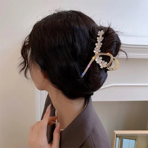 Elegante pinza per capelli in lega dorata con fiori di camelia bianchi e strass