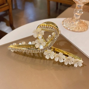 Elegante molletta per capelli in metallo dorato con perle di camelia e strass lucidi