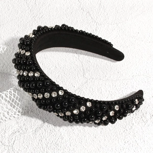 Détail du serre-tête en velours noir avec perles noires cousues main et strass étincelants