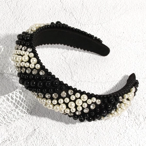 Vue détaillée du serre-tête éponge rétro avec perles, perles noires et strass brillants
