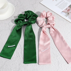 Eleganti elastici per capelli in raso verde scuro e rosa con perle e nastri testurizzati
