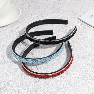Serre-têtes baroques perlés avec strass en rouge, bleu et noir, design antidérapant