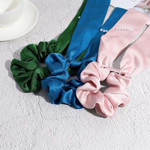 Tre elastici per capelli in raso con nastri e perle in verde, blu e rosa chic