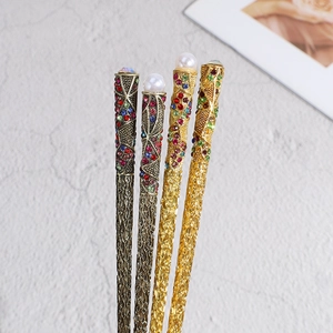 Horquillas de metal vintage con perlas y pedrería de colores en estilo retro