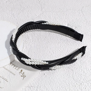 Détail des dents antidérapantes et du cuir noir tressé avec des perles blanches