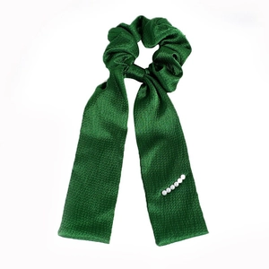 Elegante elastico in raso verde scuro con nastro lungo, fiocco e perle bianche