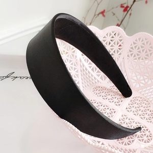 Serre-tête large en satin noir avec éponge rembourrée pour femmes et jeunes filles