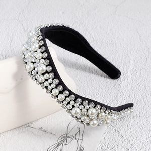Détail d'un serre-tête baroque de luxe avec perles et strass brillants sur tissu noir