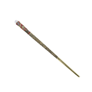 Pasador de pelo chino vintage de metal con diamantes de colores y una perla sobre blanco