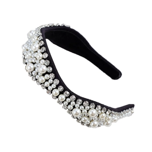 Serre-tête large élégant avec perles blanches et strass brillants sur tissu noir
