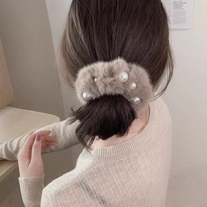 Chouchou en peluche avec perles de couleur beige, porté pour une coiffure d'hiver chic