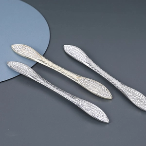Fourchettes à cheveux élégantes dorées et argentées avec strass et design tissé