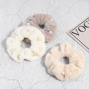 Détail des chouchous en peluche en fausse fourrure avec ornements de perles élégantes