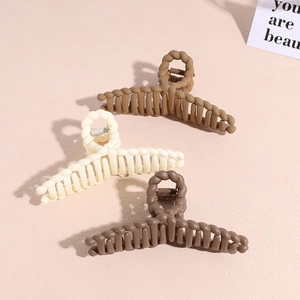 Trois pinces à cheveux en acrylique mat marron et crème avec design tressé