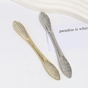 Épingles à cheveux élégantes dorées et argentées avec feuilles et strass brillants