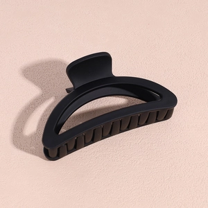 Vue détaillée de la grande pince à cheveux noire mate avec design rectangulaire évidé